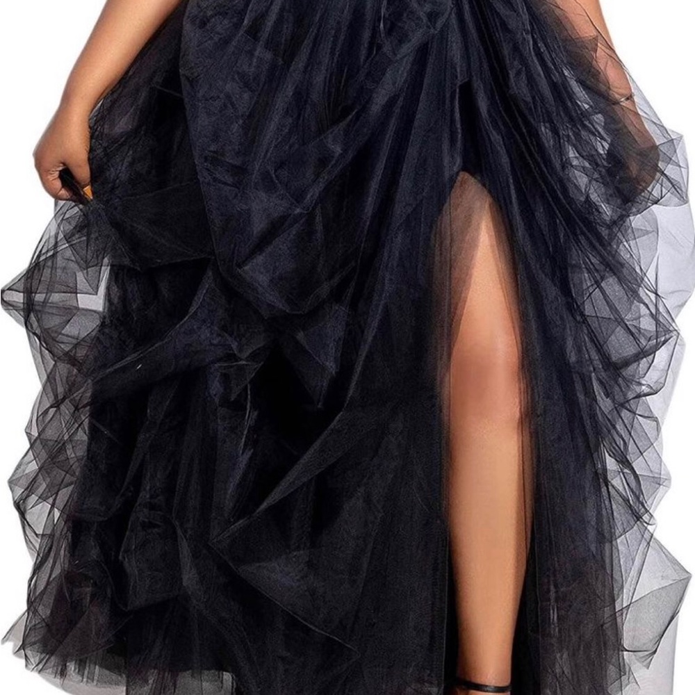 Women Tutu shirt very full black.